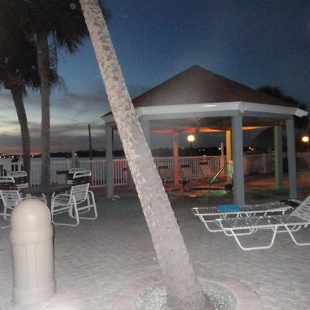 Two Bedroom Two Bath Family Condo - Sleeps Four - Unit B - Private Beach St. Petersburg Exterior photo