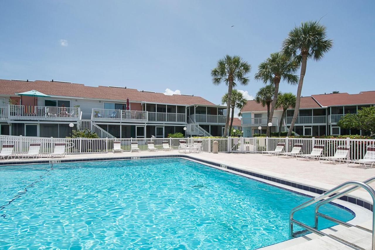 Two Bedroom Two Bath Family Condo - Sleeps Four - Unit B - Private Beach St. Petersburg Exterior photo